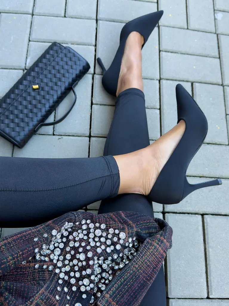 Fekete magassarkú LEXA