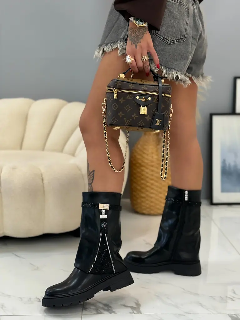 Kövecskékkel díszített női csizma ADIRA - next