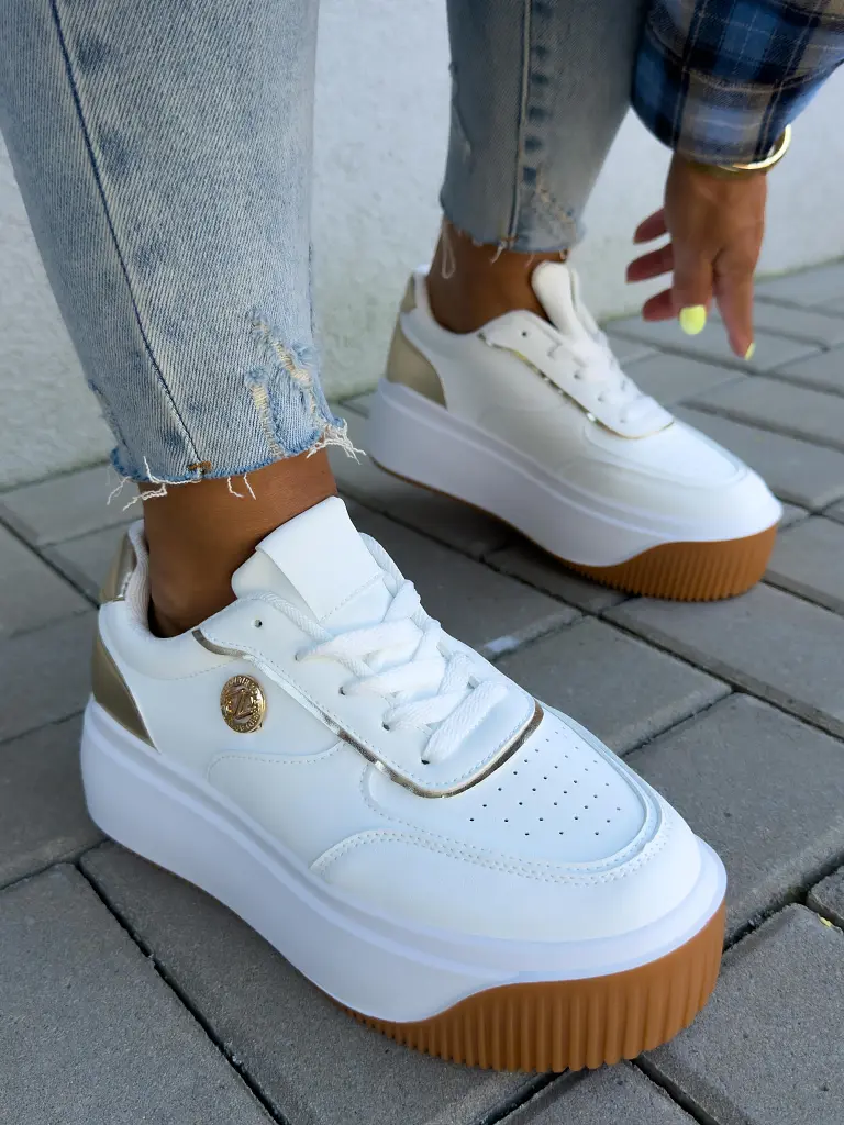 Platformos sportcipő arany színű díszekkel APRYLL - next