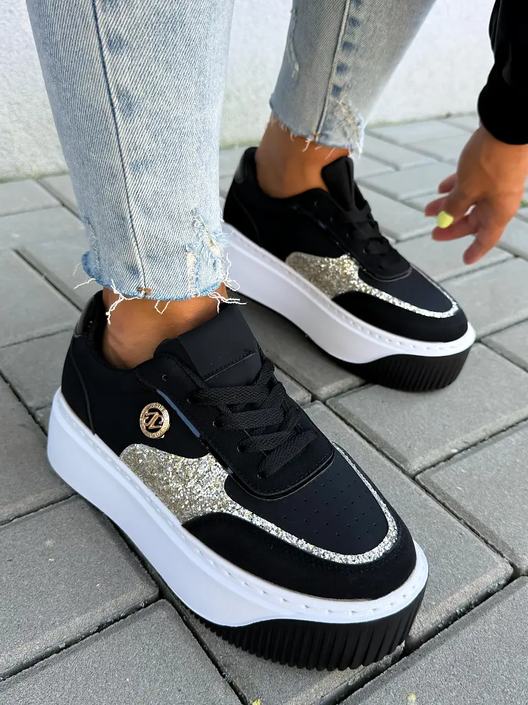 Platformos sportcipő arany színű díszekkel APRYLL