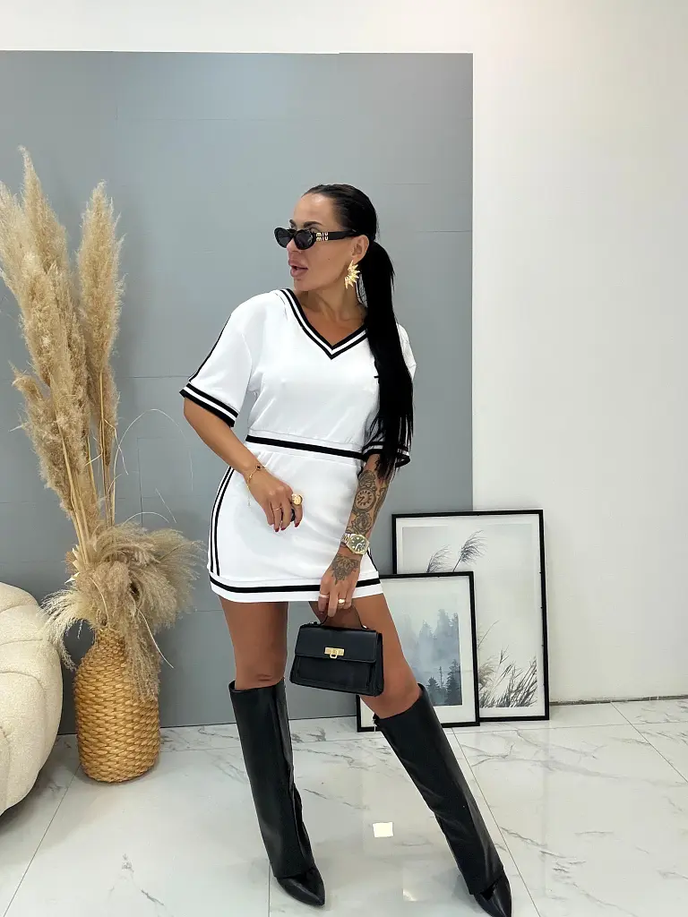 Sportos fehér miniruha kapucnival IVETA