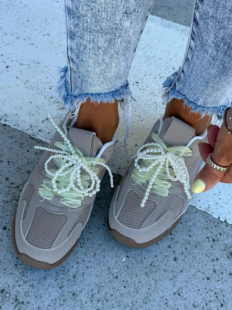 Gyöngyökkel díszített sportcipő COREY