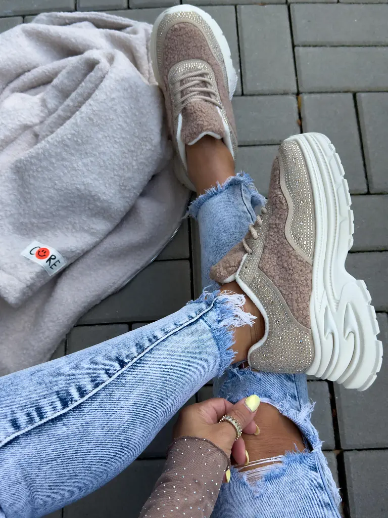 Kövekkel díszített platformos teddy sportcipő MARGOT