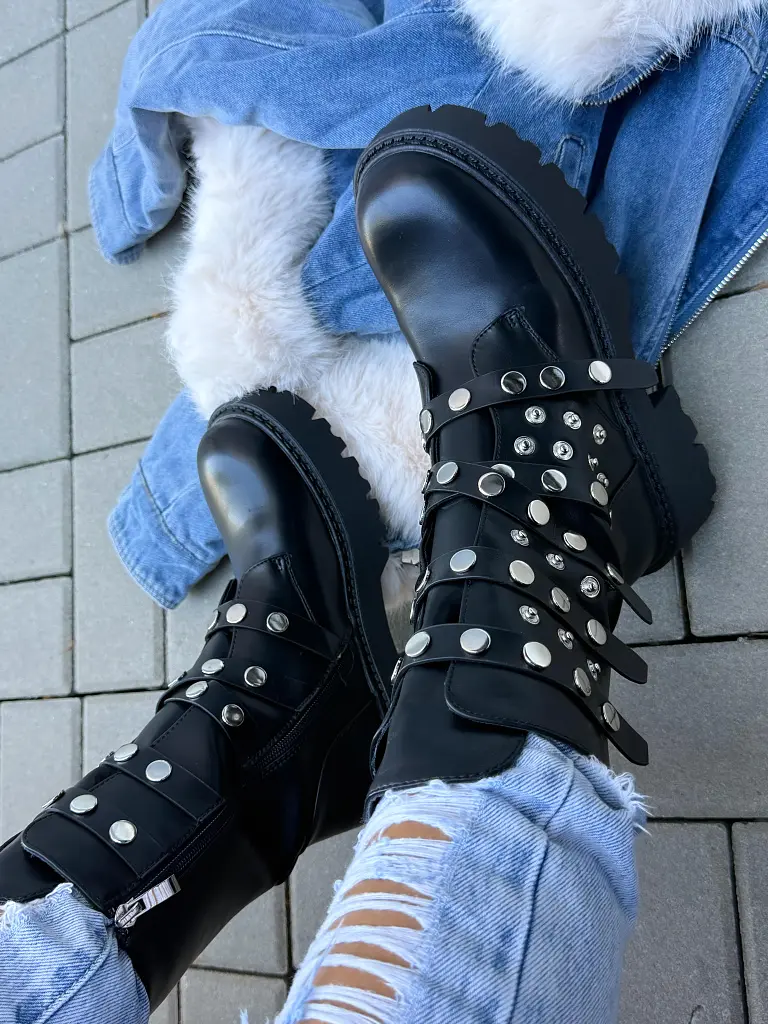 Bokacsizma ezüst színű díszekkel ELLITA