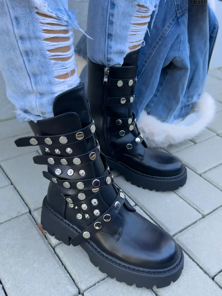 Bokacsizma ezüst színű díszekkel ELLITA - next