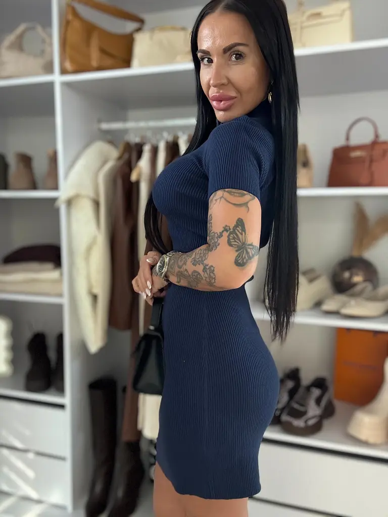 Bordázott anyagú kötött miniruha cipzárral KALIA - next