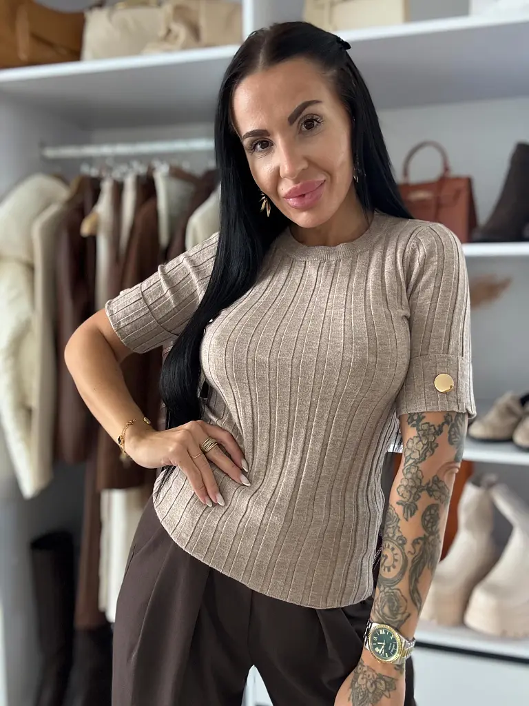 Bordázott anyagú pulóver arany színű díszekkel DZINA - next