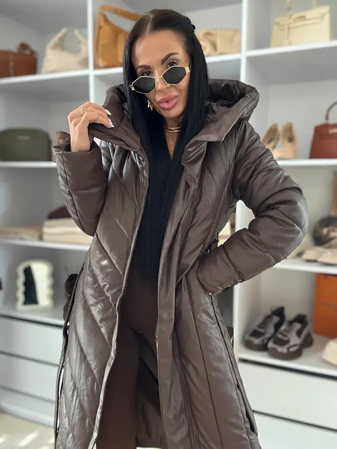 Hosszú műbőr kapucnis kabát övvel JAMEA