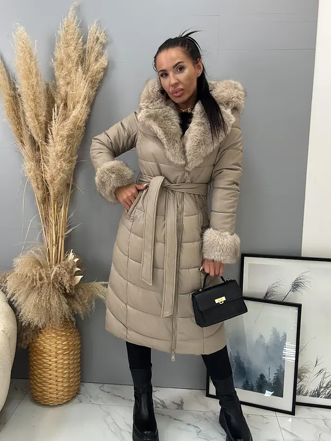 Hosszú műbőr kabát szőrmével és övvel NIVORA