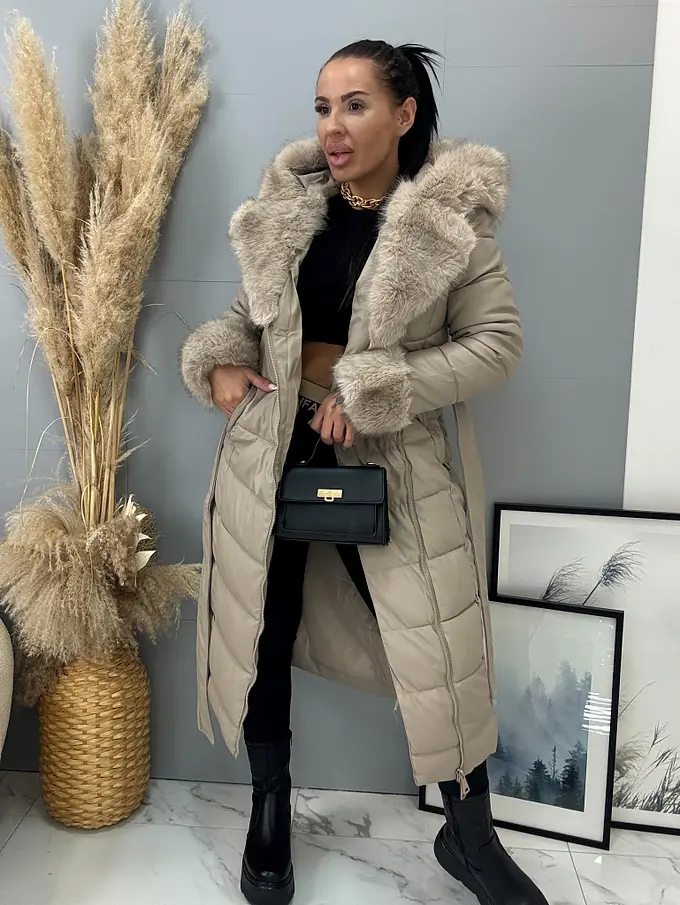 Hosszú műbőr kabát szőrmével és övvel NIVORA