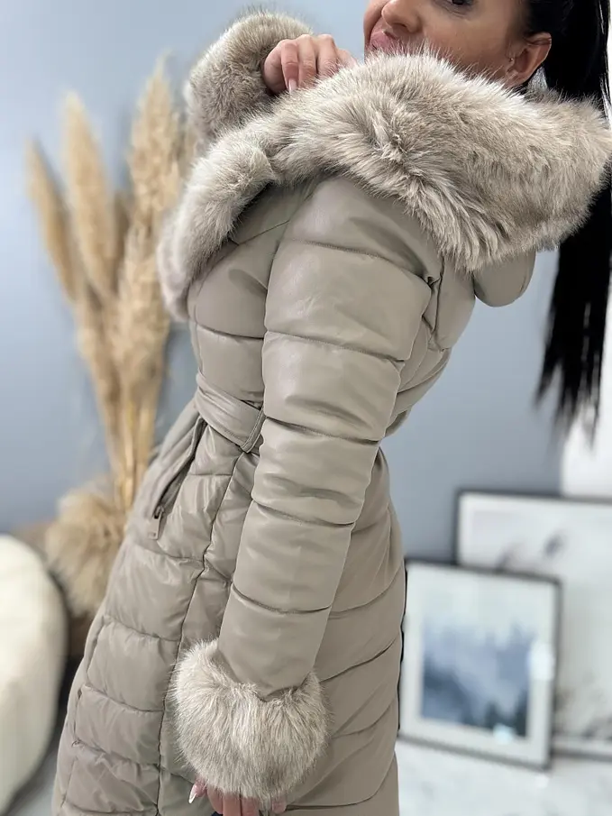 Hosszú műbőr kabát szőrmével és övvel NIVORA