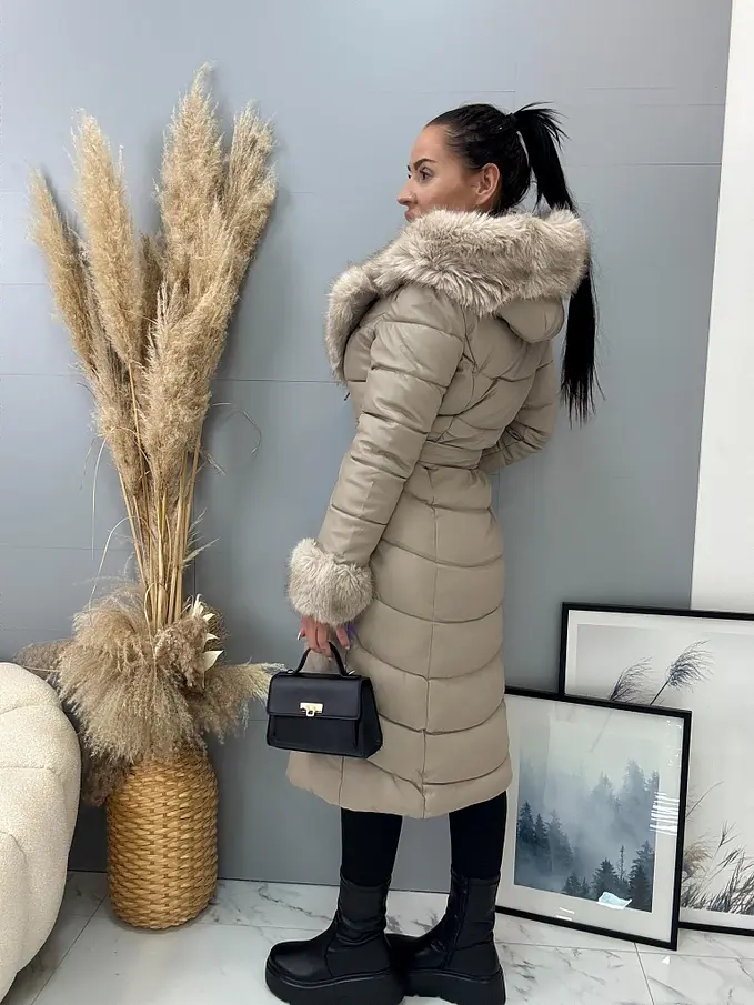 Hosszú műbőr kabát szőrmével és övvel NIVORA