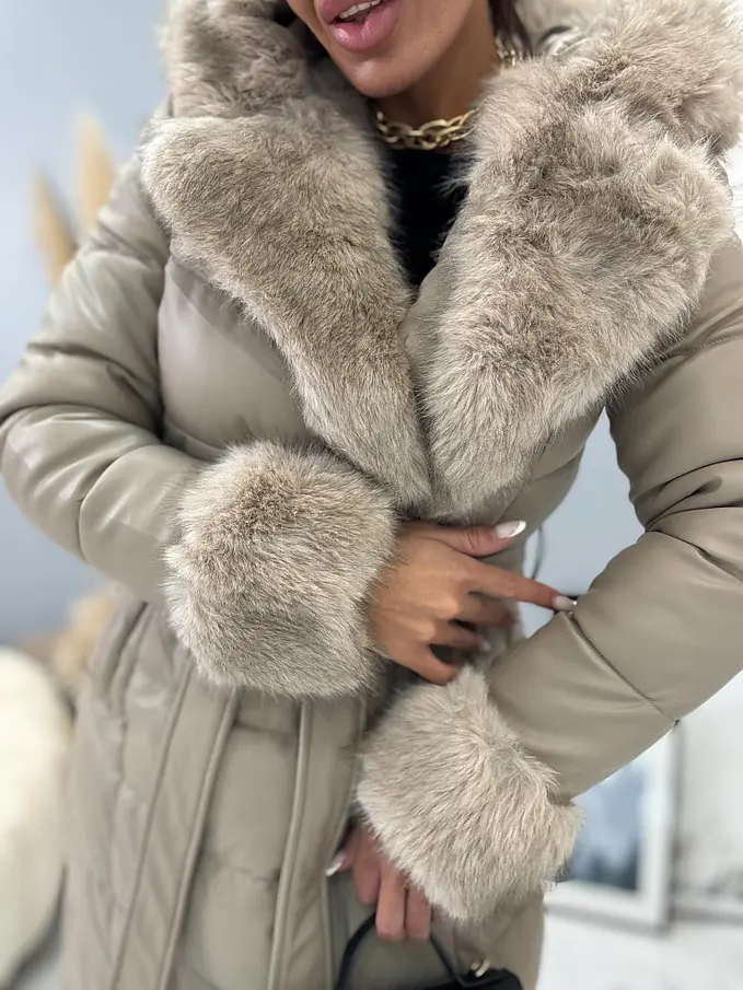 Hosszú műbőr kabát szőrmével és övvel NIVORA