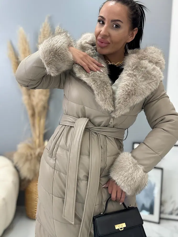 Hosszú műbőr kabát szőrmével és övvel NIVORA