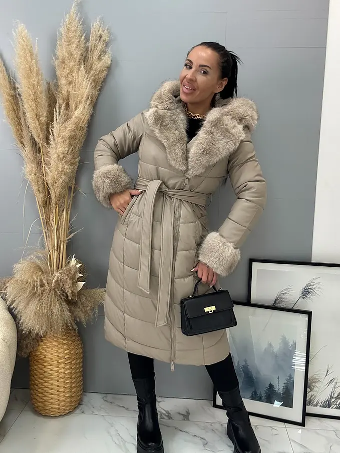 Hosszú műbőr kabát szőrmével és övvel NIVORA