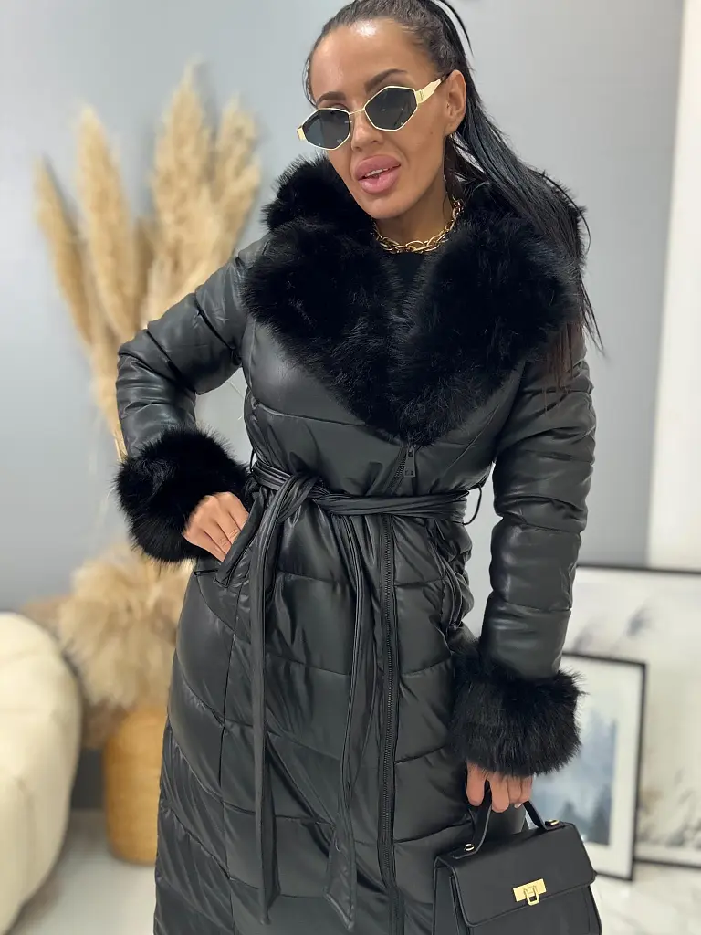 Hosszú műbőr kabát szőrmével és övvel NIVORA