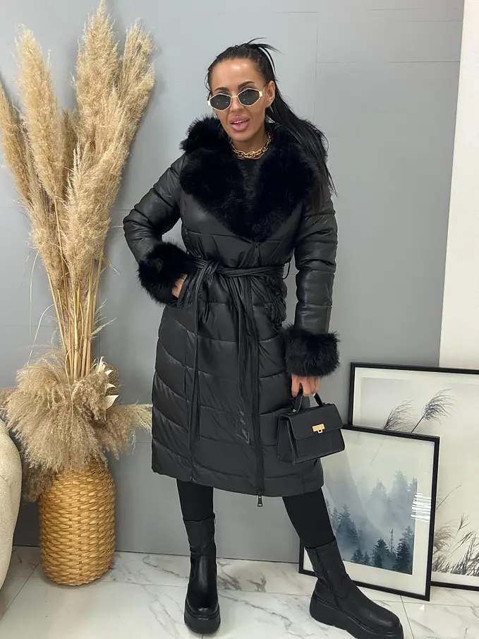 Hosszú műbőr kabát szőrmével és övvel NIVORA