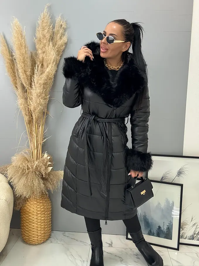 Hosszú műbőr kabát szőrmével és övvel NIVORA