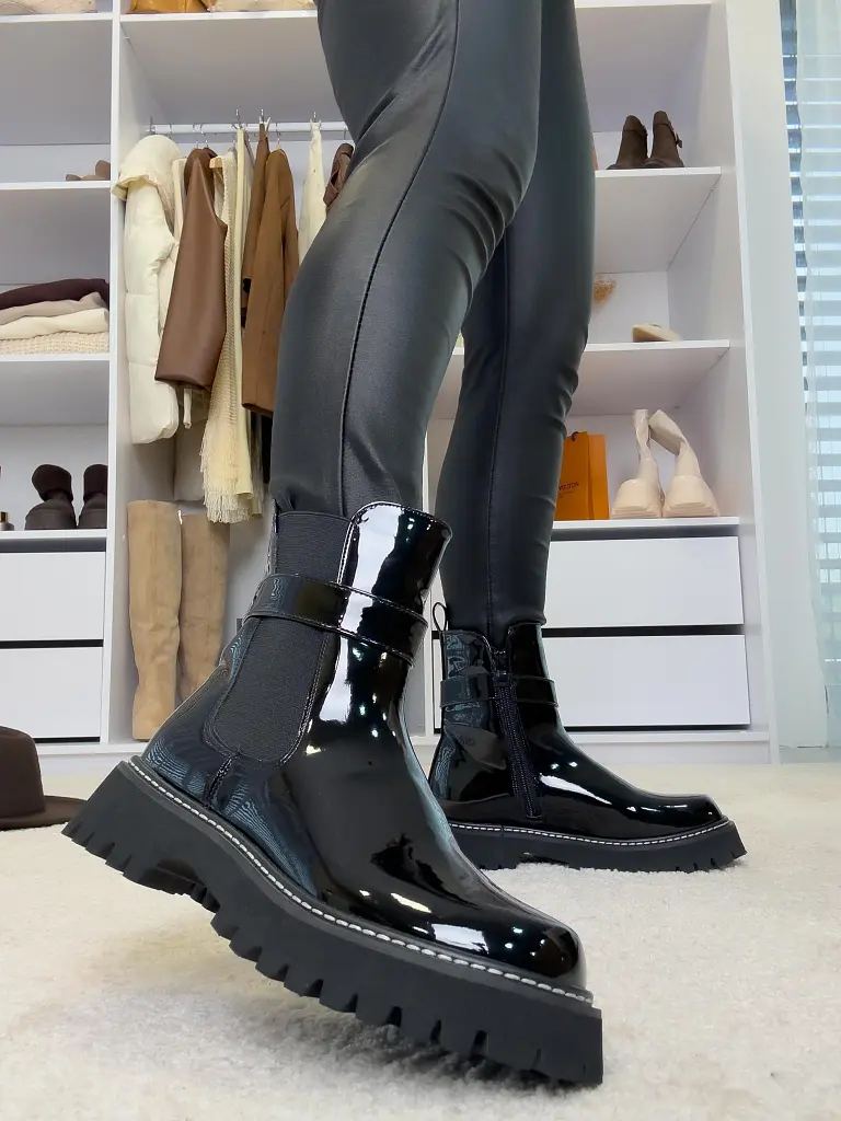 Lakkozott női bokacsizma VERNISA