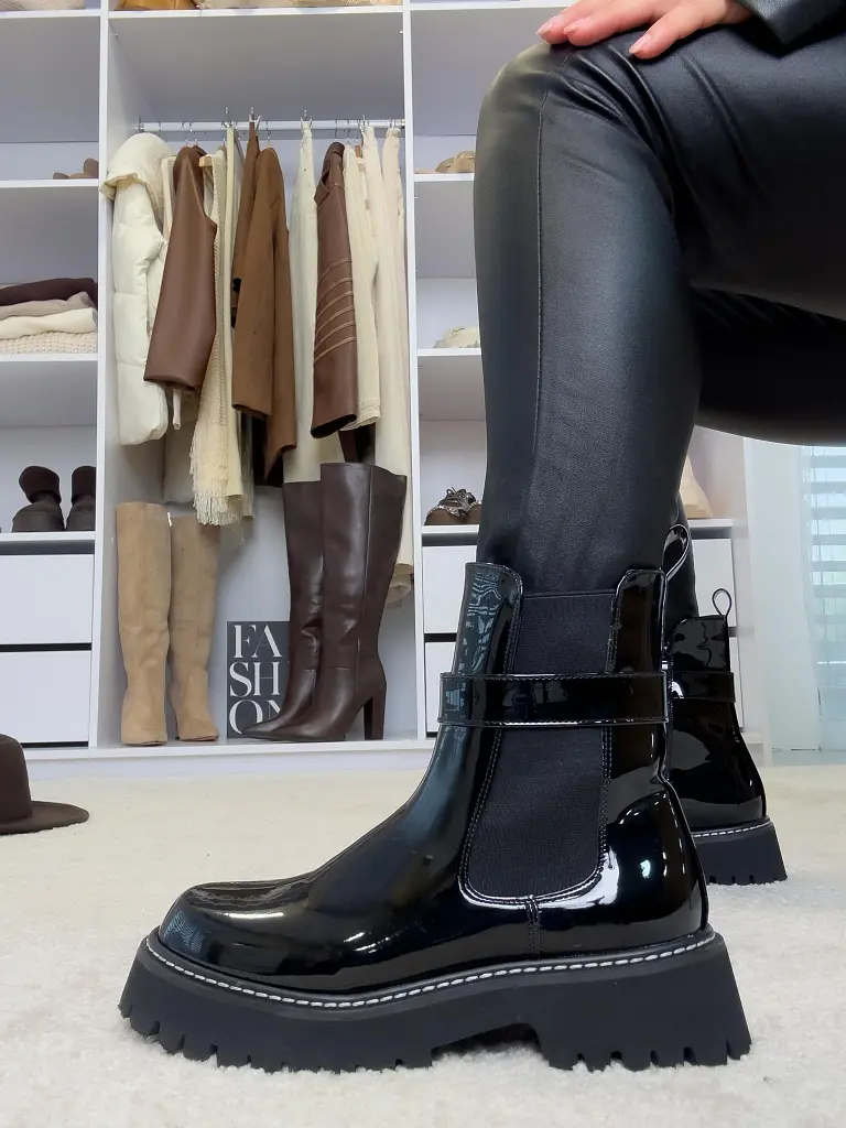 Lakkozott női bokacsizma VERNISA - next