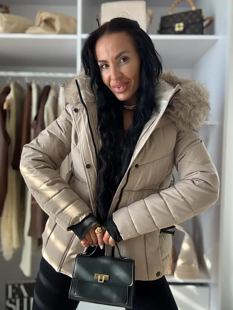 Szőrmés kapucnis kabát övvel ARANA - next