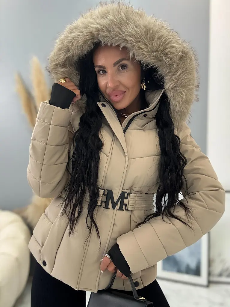 Szőrmés kapucnis kabát övvel ARANA