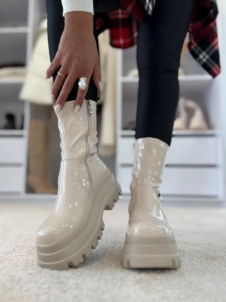 Lakkozott női bokacsizma PANKA II - next