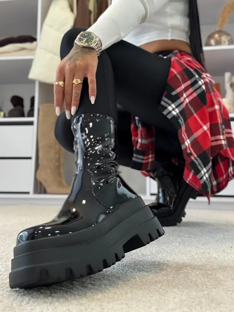 Lakkozott női bokacsizma PANKA II