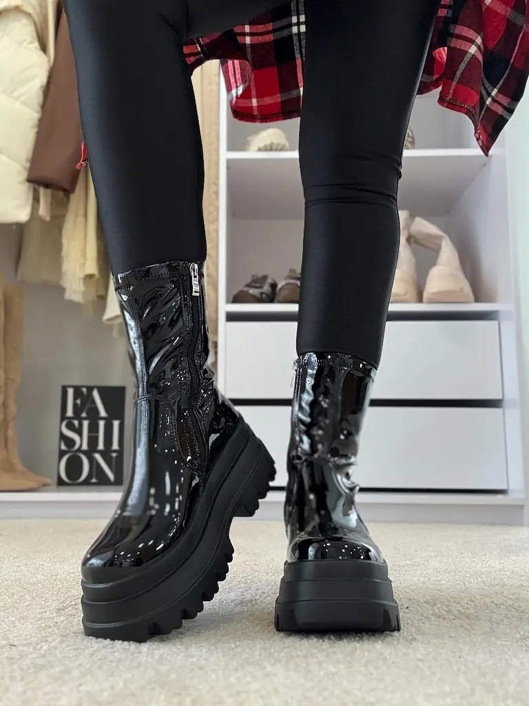 Lakkozott női bokacsizma PANKA II - next