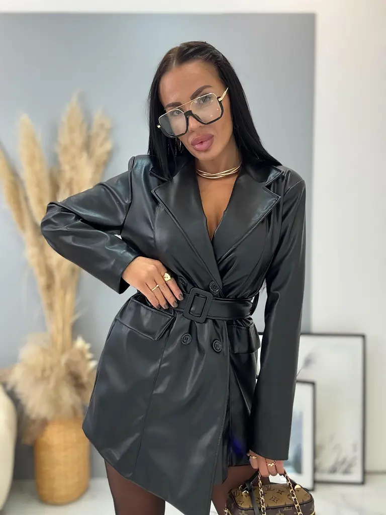 Műbőr ruha övvel és válltöméssel REEVA - next