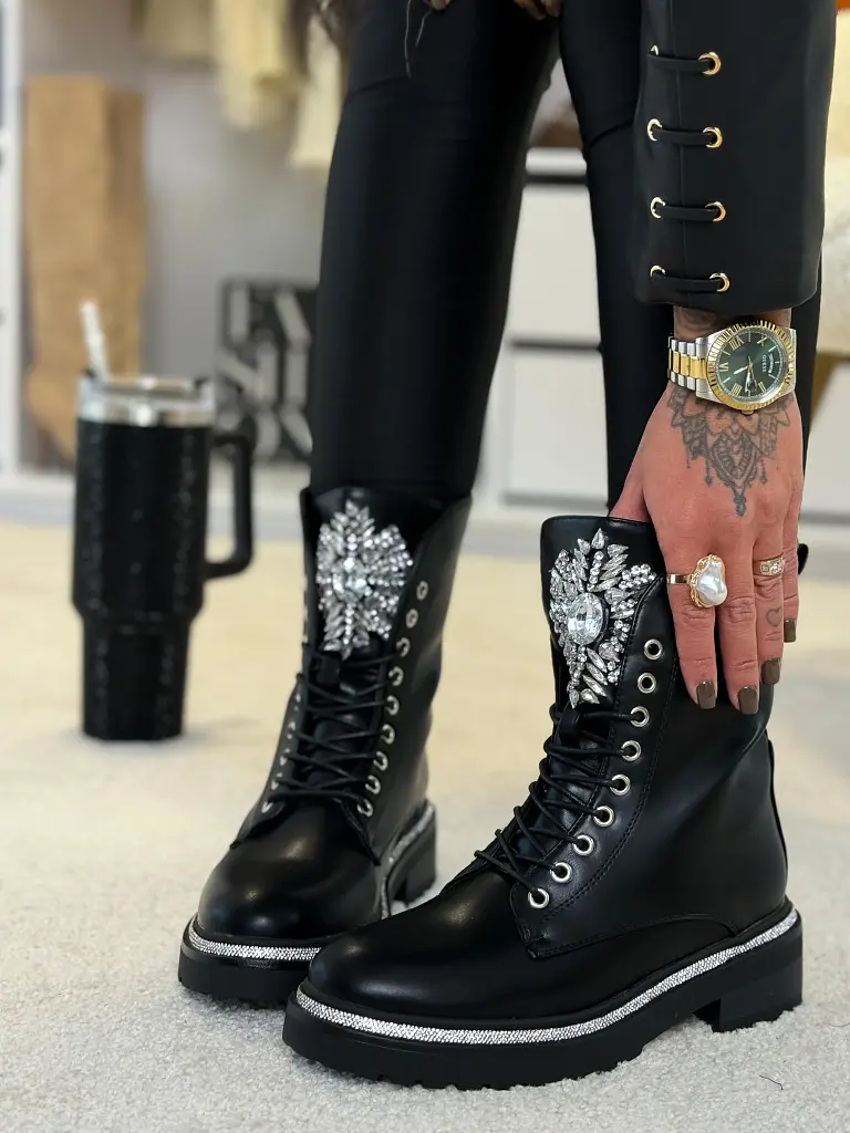 Füzős bokacsizma ezüst színű dísszel KENZA