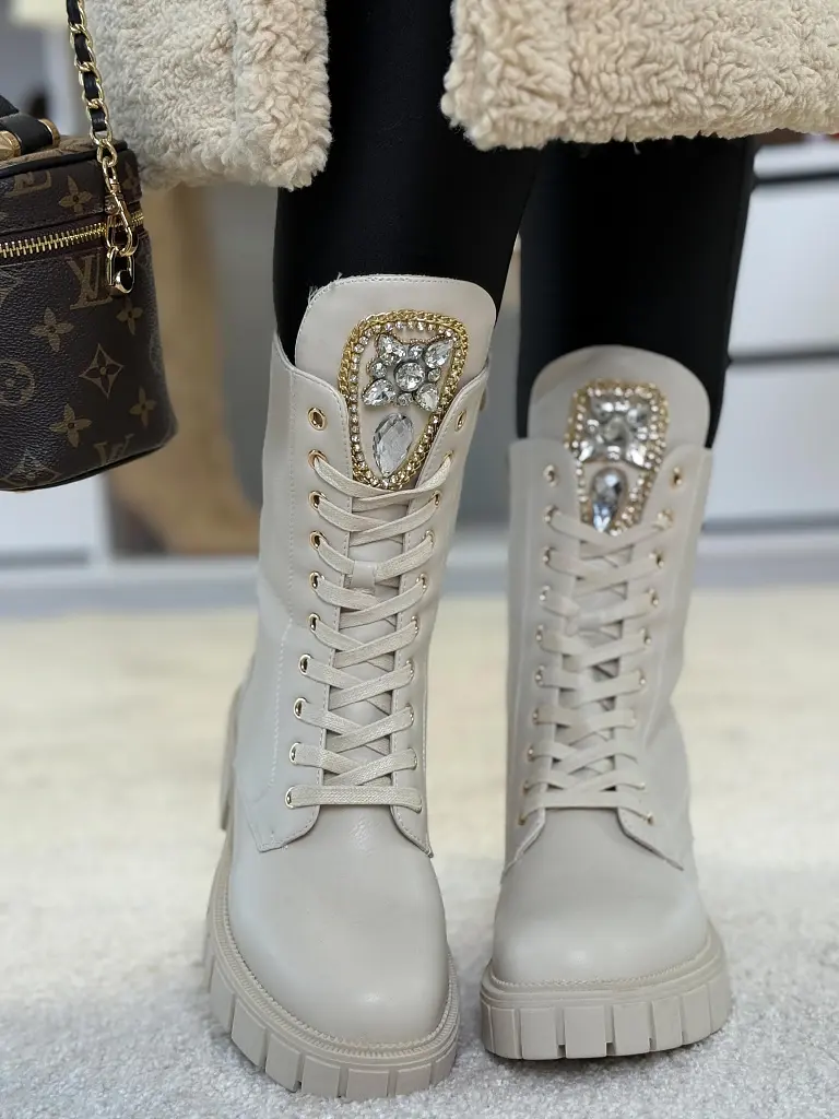 Füzős bokacsizma arany színű dísszel LOREN - next