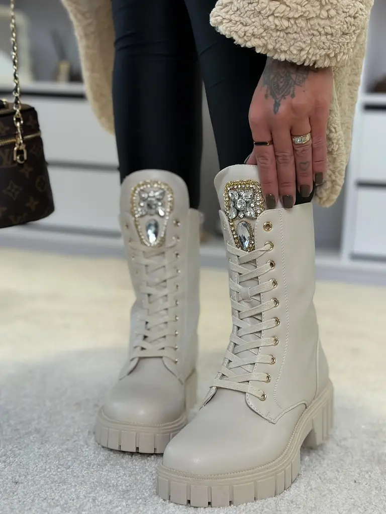 Füzős bokacsizma arany színű dísszel LOREN