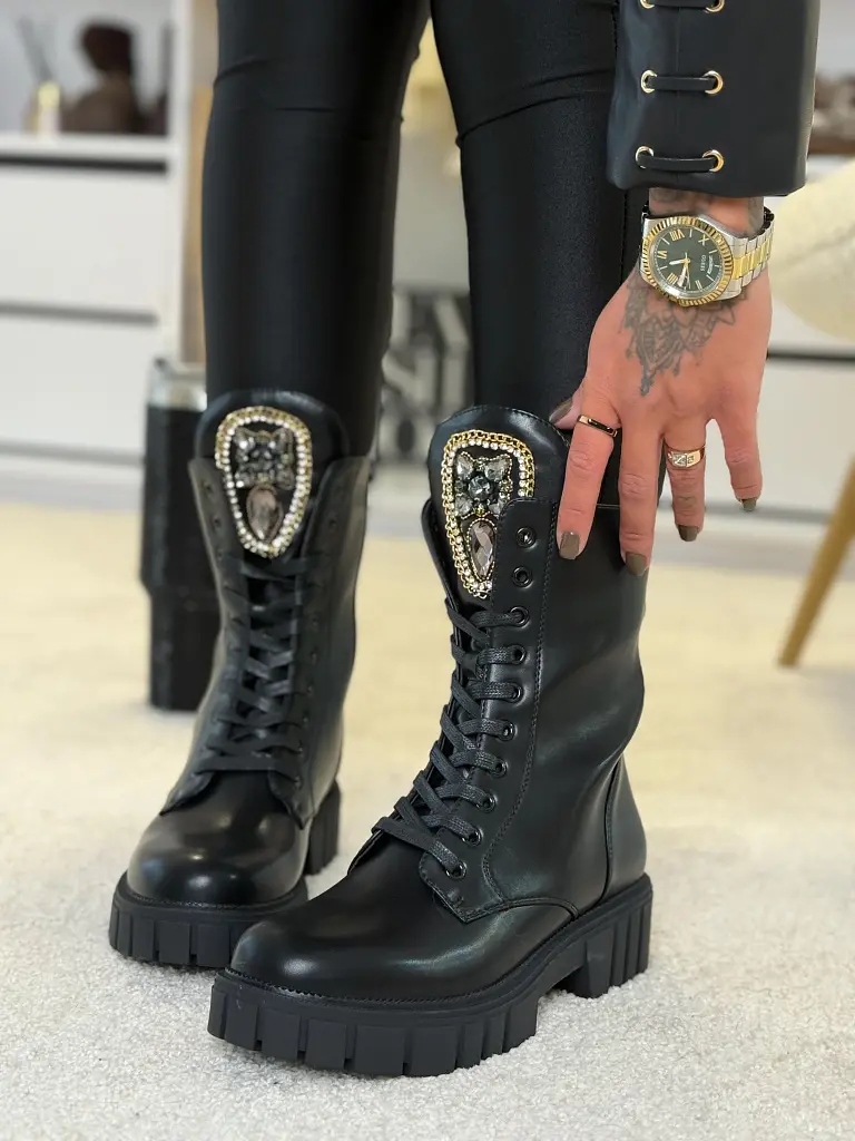 Füzős bokacsizma arany színű dísszel LOREN