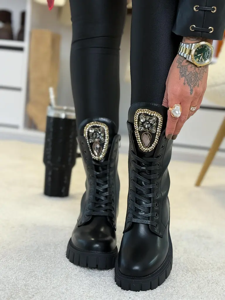 Füzős bokacsizma arany színű dísszel LOREN - next