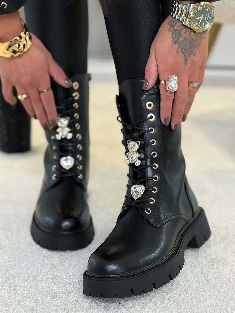 Fűzős bokacsizma dísszel TERAYA