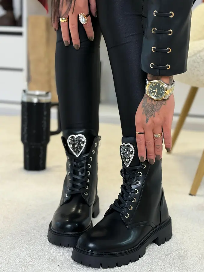 Kövekkel díszített fűzős bokacsizma HAIFA