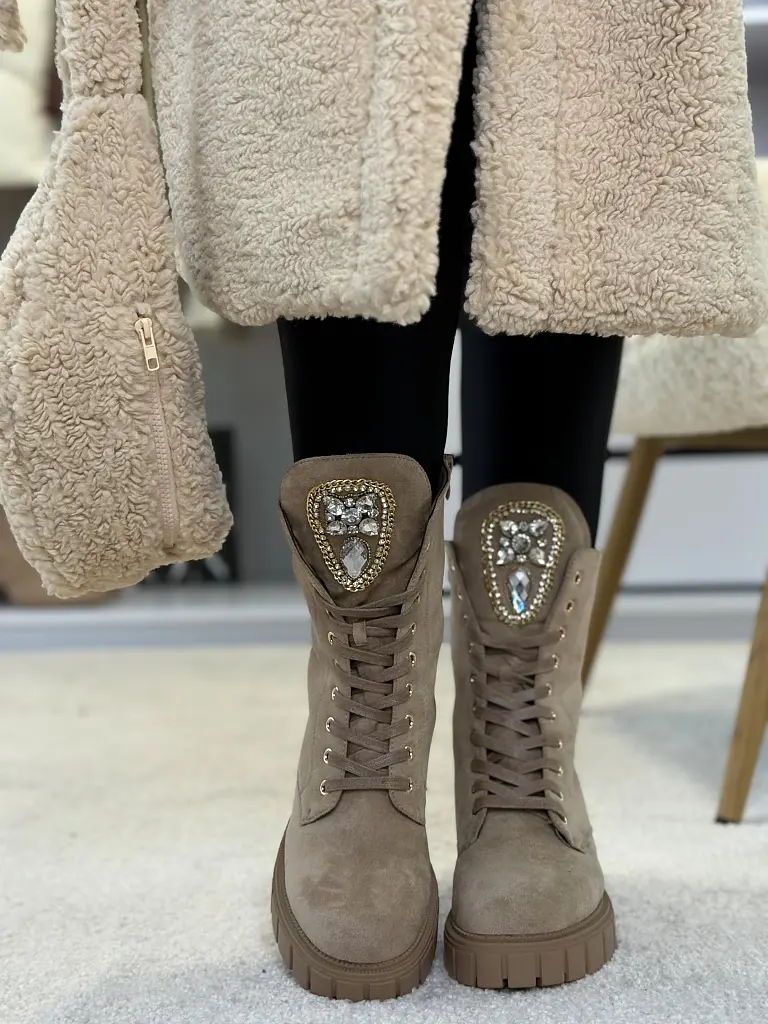 Fűzős bokacsizma kövekkel díszítve MISENA - next