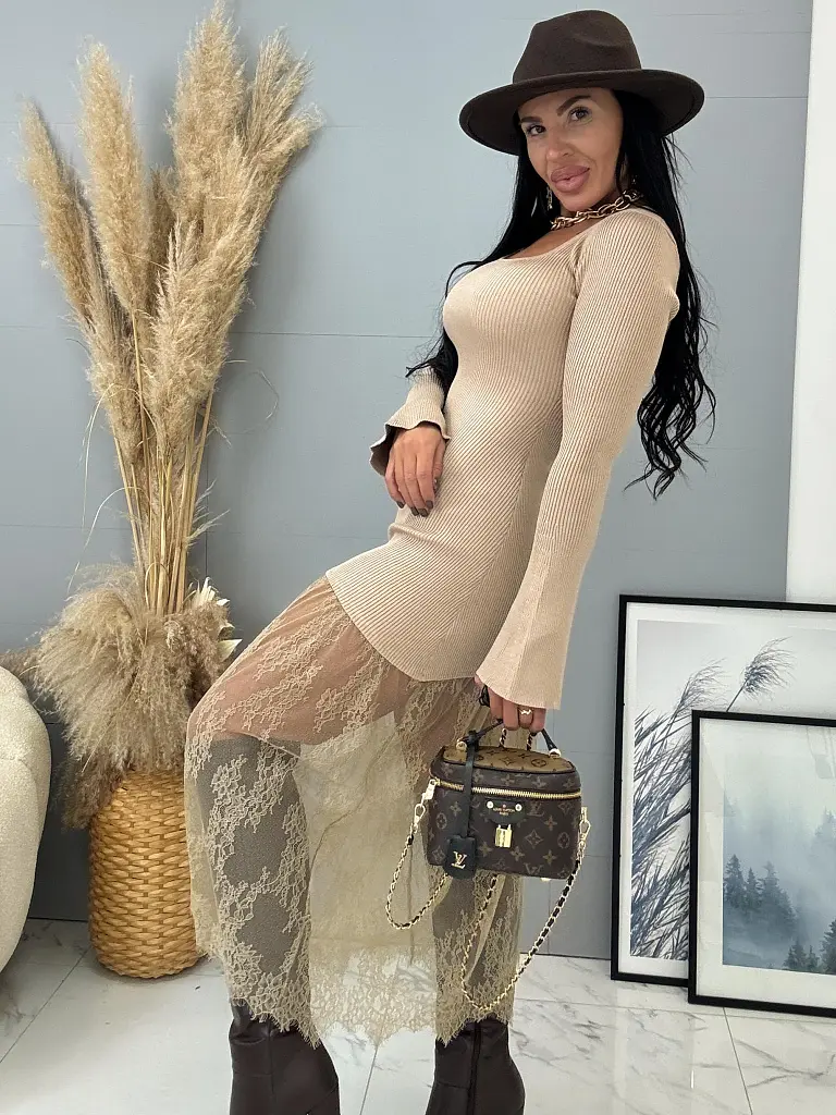 Bordázott anyagú kötött hosszú ruha csipkével DAYLIN - next