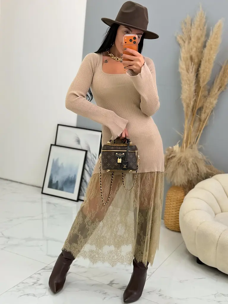 Bordázott anyagú kötött hosszú ruha csipkével DAYLIN