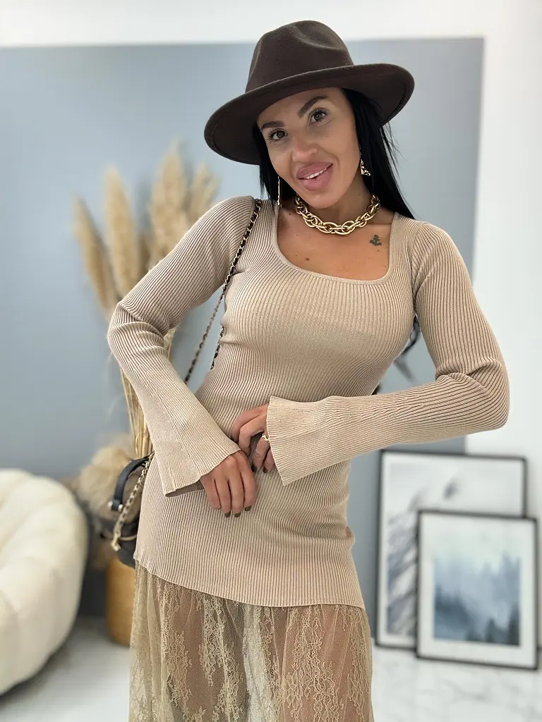 Bordázott anyagú kötött hosszú ruha csipkével DAYLIN - next