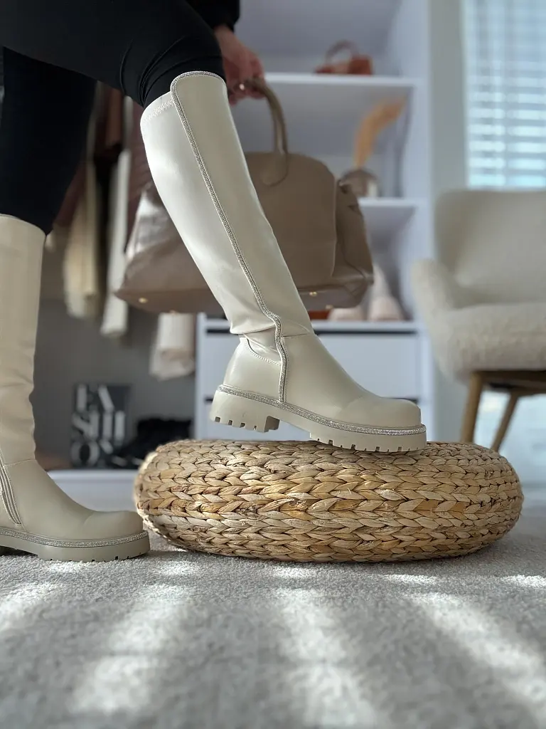 Magasszárú csizma ezüst színű disszel ROYA