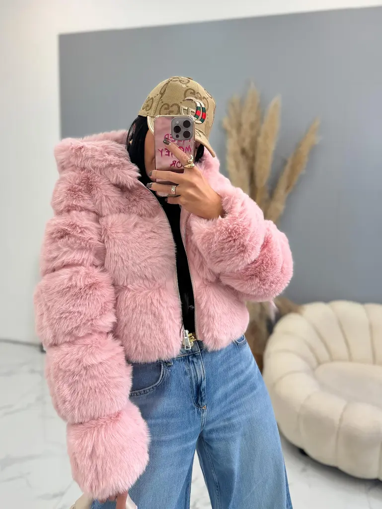 Műszőrmés műbőr kabát kapucnival GIANNA - next