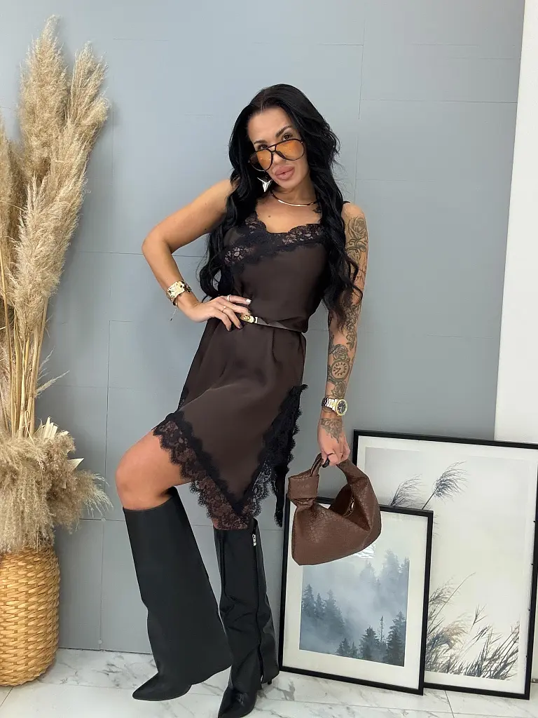 Szatén pántos ruha csipkével LAYLAH  - next