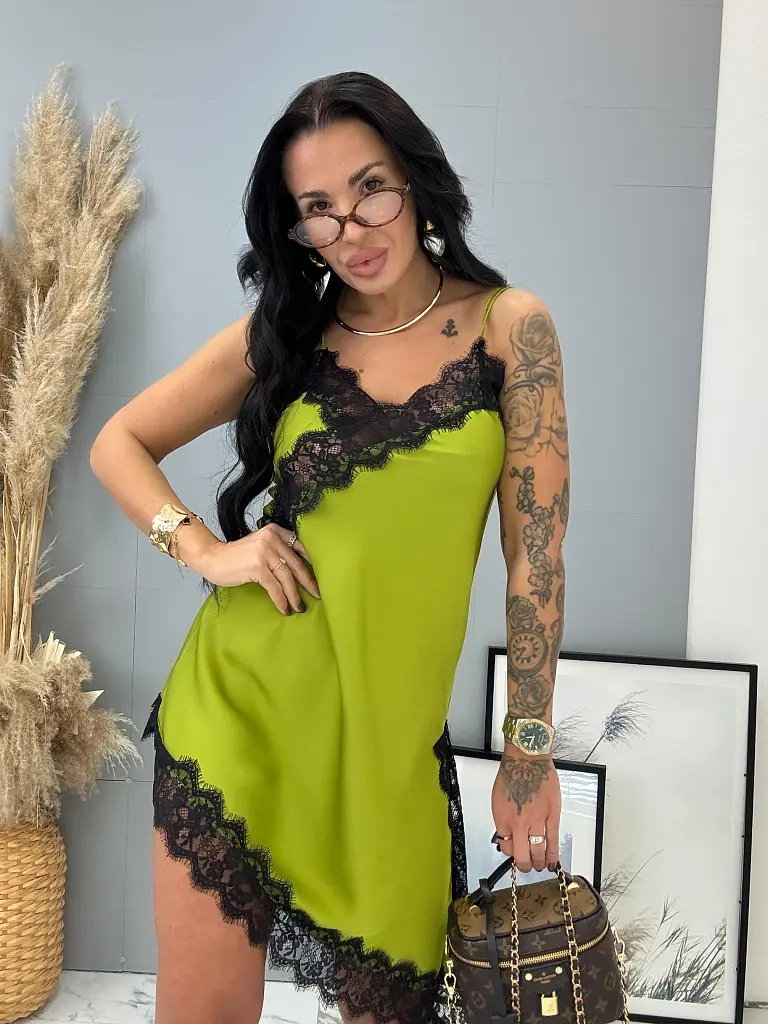 Szatén pántos ruha csipkével LAYLAH 