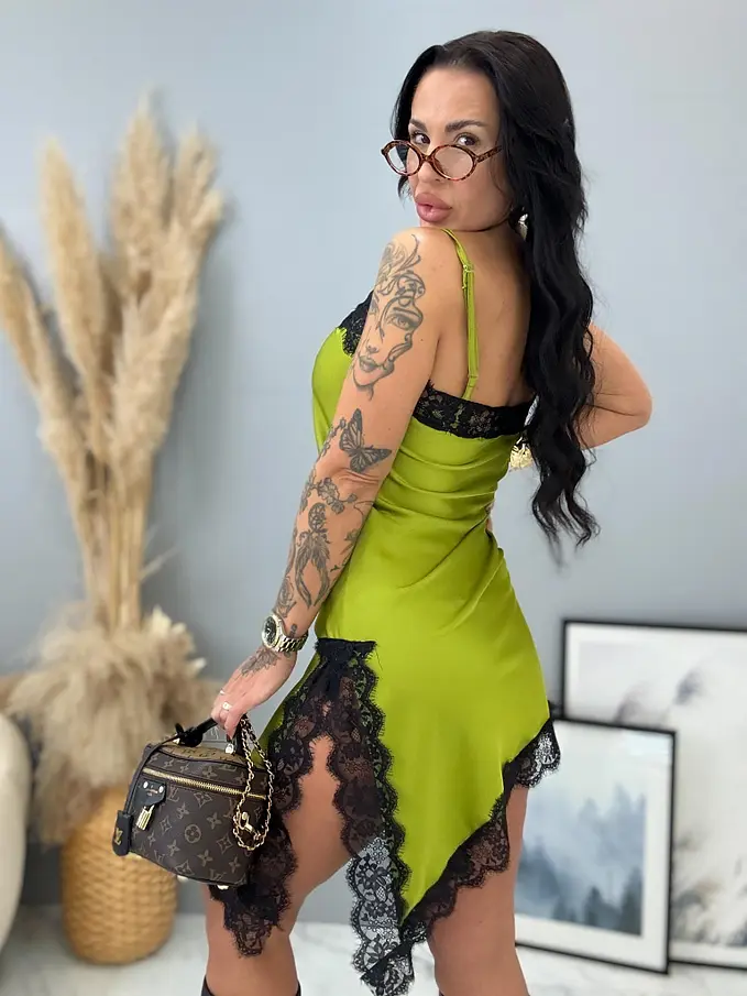 Szatén pántos ruha csipkével LAYLAH