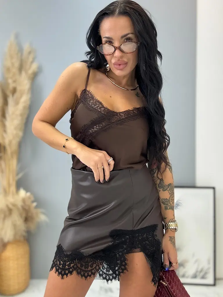 Barna műbőr szoknya csipkével ARTEMIS