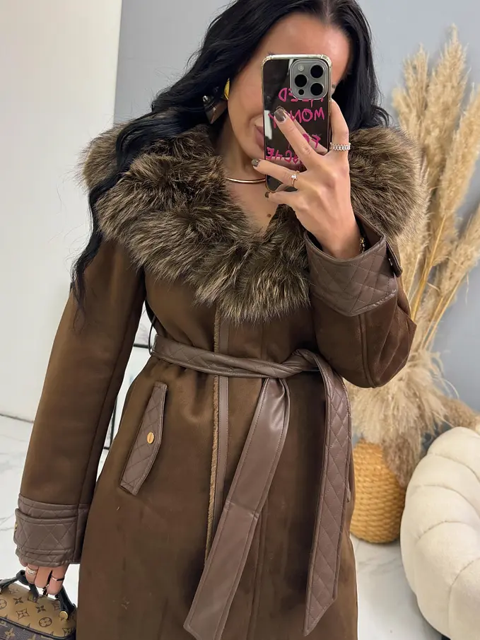 Kombinált kabát szőrmével és övvel CARELA