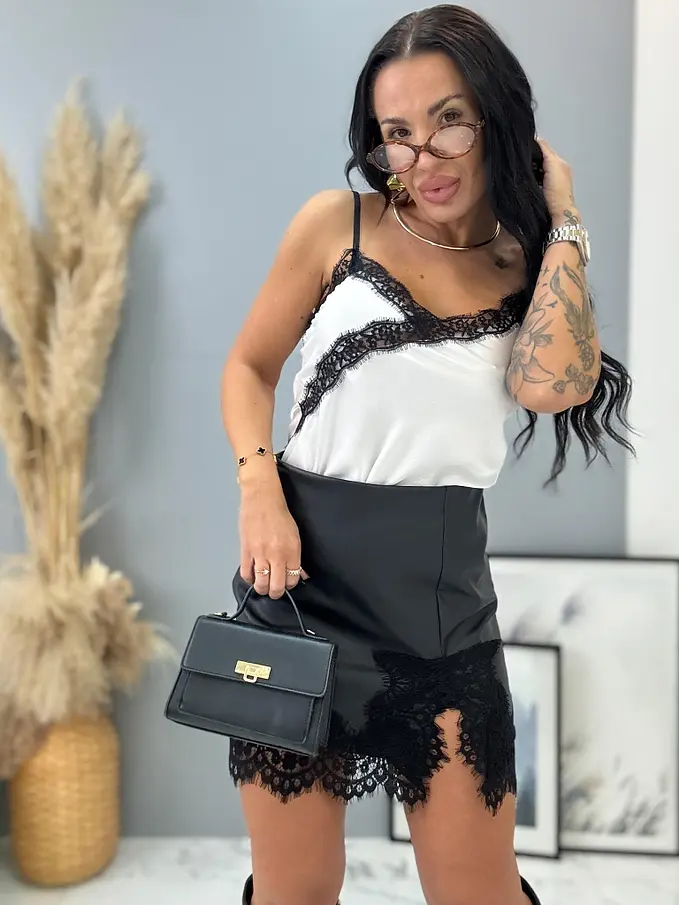 Műbőr szoknya csipkével ARTEMIS