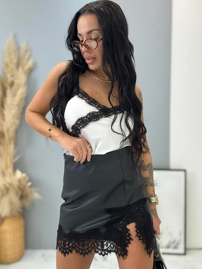 Műbőr szoknya csipkével ARTEMIS